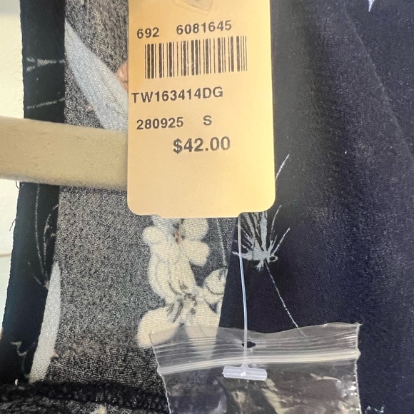 NWT Dark Navy Floral top - Picture 5 of 8